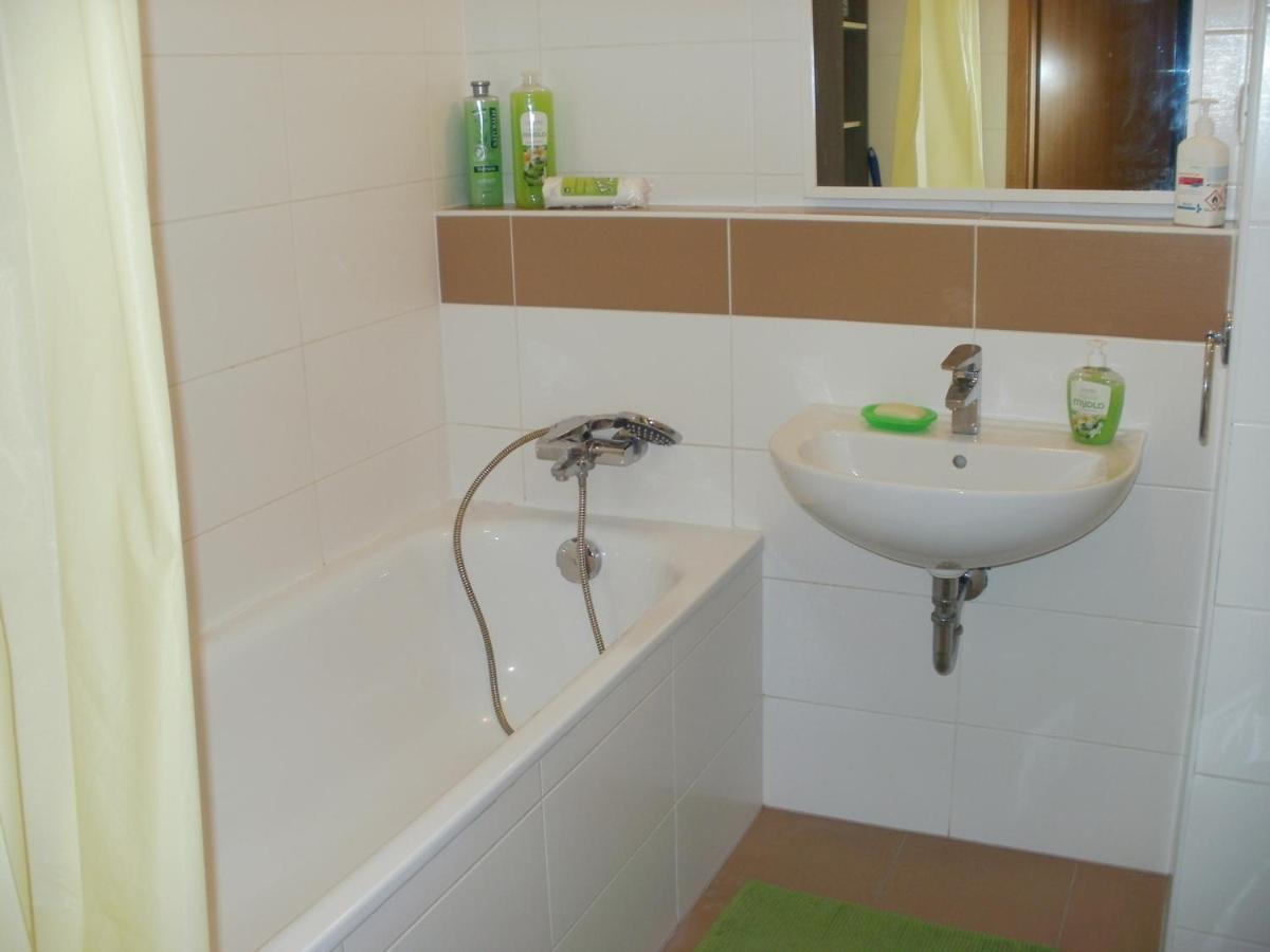 Garden apartment in central Praag Buitenkant foto